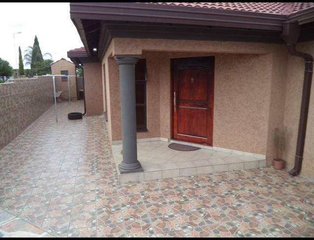 3 BEDROOM HOUSE FOR SALE IN REFILWE